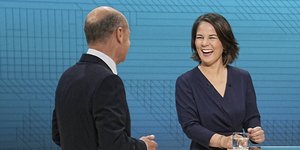 Χαμόγελα μεταξύ των επικεφαλής του SPD και των Πράσινων σε debate