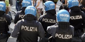 Αστυνομικοί στην Ιταλία κατά τη διάρκεια διαδήλωσης