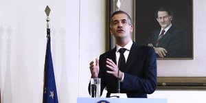 Ο Κώστας Μπακογιάννης κατά η διάρκεια ομιλίας του στο δημαρχιακό μέγαρο Αθηνών