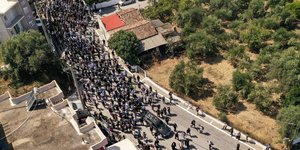 Πανοραμική εικόνα από το πλήθος στην κηδεία του Μίκη Θεοδωράκη στον Γαλατά Χανίων