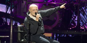 Ο Φιλ Κόλινς καθηλωμένος σε καρέκλα σε παλιότερη συναυλία