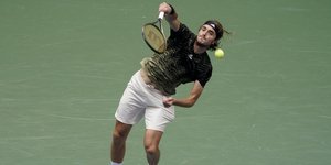 Ο Στέφανος Τσιτσιπάς σερβίρει σε αγώνα στο US Open