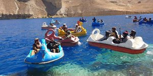 Οι Ταλιμπάν κάνουν θαλάσσιο ποδήλατο σε λίμνη του Αφγανιστάν