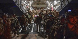 Αμερικανικά στρατεύματα μέσα σε μεταγωγικό αεροπλάνο αποχωρούν από το Αφγανιστάν