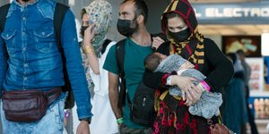 Οικογένειες Αφγανών εγκαταλείπουν την Καμπούλ