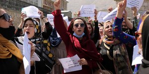 Γυναίκες διαδηλώνουν στο Αφγανιστάν