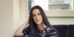 Η Αλάνις Μορισέτ καθιστή