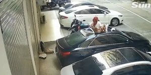 Εφυγε από το μπαλκόνι κατά τη διάρκεια ερωτικής πράξης και... έπεσε πάνω σε αυτοκίνητο [βίντεο