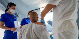 Άνδρας εμβολιάζεται κατά του κορωνοϊού στην Ιταλία