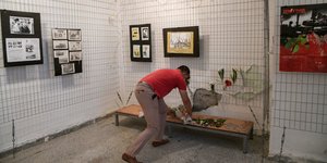άνδρας λουλούδια κελί Θεοδωράκη φυλακές Ωρωπού
