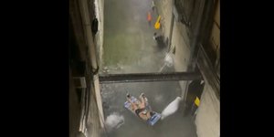 Απίστευτο: Χαλάρωνε σε φουσκωτό καπνίζοντας ναργιλέ στην πλημμυρισμένη Νέα Υόρκη