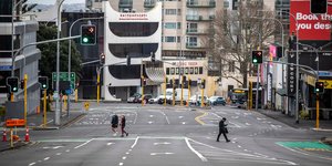 άνθρωποι περπατούν στον δρόμο της Νέας Ζηλανδίας επί lockdown