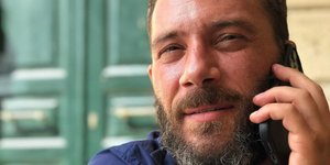 Αντίνοος Αλμπάνης: Tρολάρει την ομοιότητά του με την Ισμήνη Παπαβλάσοπούλου