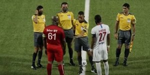 Ο αντιπρόεδρος του Σουρινάμ αγωνίστηκε σε επίσημο διεθνή ποδοσφαιρικό αγώνα