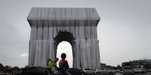 Η πακεταρισμένη Αψίδα του θριάμβου στο Παρίσι