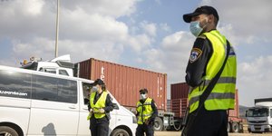 Αστυνομικοί στο Ισραήλ με μάσκες και γιλέκα