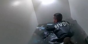 Αστυνομικός βουτά σε θολά νερά σε υπόγειο διαμέρισμα στη Νέα Υόρκη