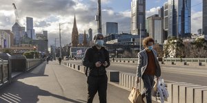 Κόσμος με μάσκες περπατά στη Μελβούρνη