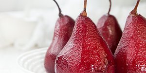Πιατέλα με κατακόκκινα αχλάδια ποσέ