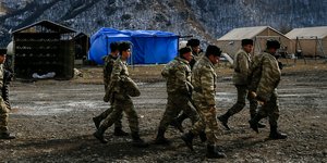 Αζέροι στρατιώτες στα εδάφη που προσαρτήθηκαν μετά τη συμφωνία με την Αρμενία