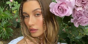 γυναίκα με πλεξίδες