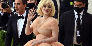 H Billie Eilish αλά Μέριλιν Μονρόε