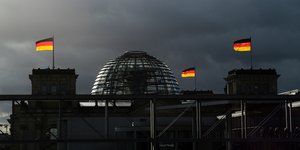 Γερμανικές σημαίες πάνω από την Bundestag