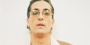 Damiano David: Ο νικητής της Eurovision ποζάρει γυμνός με μπάλα του μπάσκετ