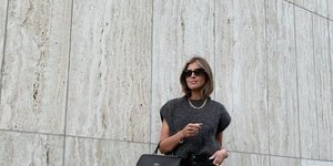 γυναίκα με τσάντα