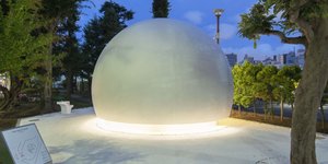 Μία από τις νέες μοντέρνες δημόσιες τουαλέτες στην Ιαπωνία σε στρογγυλό σχήμα