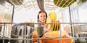 Το κόλπο για στεγνά πιάτα στο πλυντήριο