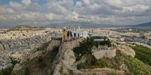Ο λόφος του Λυκαβηττού πάνω από την Αθήνα