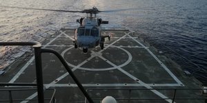 ελικόπτερο προσγειώνεται σε πλοιο
