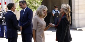 Εμανουέλ και Μπριζίτ Μακρόν σε παλαιότερη συνάντηση με Κυριάκο και Μαρέβα Μητσοτάκη/Φωτογραφία: Getty Images