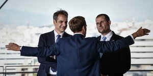 Ο Εμανουέλ Μακρόν στο ΚΠΙΣΝ με τον Κυριάκο Μητσοτάκη και τον Ρόμπερτ Αμπέλα