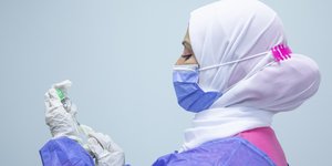 Νοσοκόμα σε εμβολιαστικό κέντρο στην Αίγυπτο