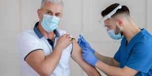 άνδρας εμβολιάζεται κατά του κορωνοϊού