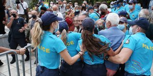 Ενταση στο λαϊκό προσκύνημα για τον Μίκη Θεοδωράκη