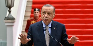 Ο Ρετζέπ Ταγίπ Ερντογάν με φόντο κόκκινο χαλί