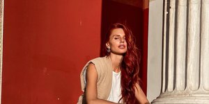 Η Εβελυν Καζαντζόγλου με μπεζ παντελόνι από τα Zara
