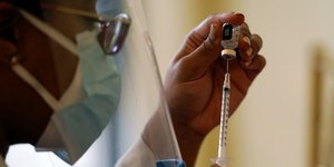 Φιαλίδιο και σίριγγα για το εμβόλιο ενάντια στον κορωνοϊό