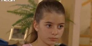 Η Φίφη, Εύη Δαέλη, από σκηνή της σειράς «Ευτυχισμένοι Μαζί»