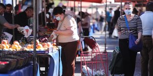 Κόσμος σε λαϊκή αγορά στο κέντρο της αθήνας