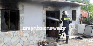 φωτιά στο Αμύνταιο πυροσβέστης σε σπίτι