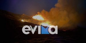 Φωτιά καίει στο χωριό Θύμη της Καρύστου