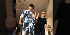 Ο Δημήτρης και η γιαγιά του έχουν γίνει viral