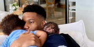 Ο Γιάννης Αντετοκούνμπο με τους δύο γιους του