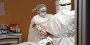 γιατροι πορτοκαλι τοιχος