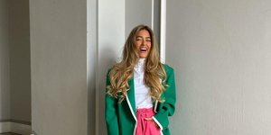 Γυναίκα με πράσινο σακάκι