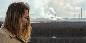 γυναίκα και στο βάθος εργοστάσιο